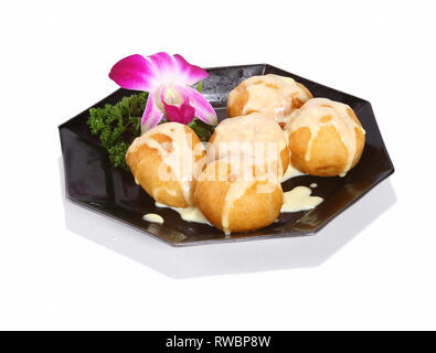 Chinesisch/asiatischen Desserts serviert auf einer schwarzen Platte. Stockfoto