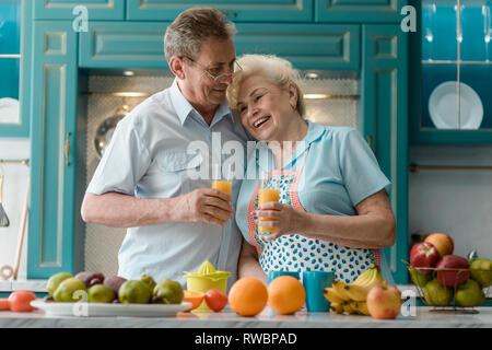 Senior paar Trinken frischer Saft Stockfoto