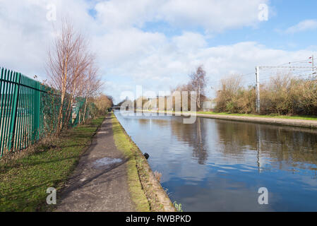 Die Birmingham Canal alte Strecke durch die Innenstadt von Birmingham Ladywood die Regeneration in Betrieb Stockfoto