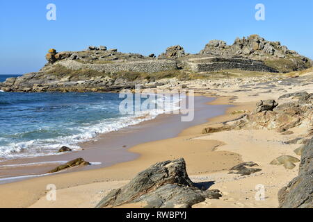 Strand und prähistorische Siedlung Ruinen. Castro de Barona, Coruna, Spanien. Stockfoto