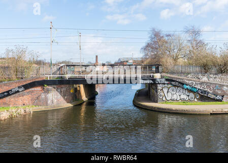 Die Birmingham Canal alte Strecke durch die Innenstadt von Birmingham Ladywood die Regeneration in Betrieb Stockfoto