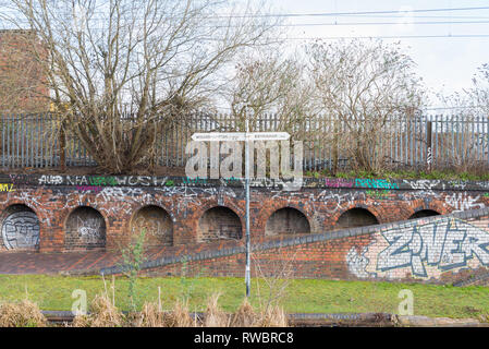 Die Birmingham Canal alte Strecke durch die Innenstadt von Birmingham Ladywood die Regeneration in Betrieb Stockfoto