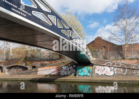 Die Birmingham Canal alte Strecke durch die Innenstadt von Birmingham Ladywood die Regeneration in Betrieb Stockfoto