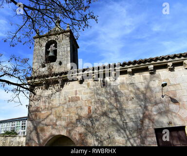 Mittelalterlichen romanischen Kirche San Esteban. Glockenturm und Baum, Seitenansicht. Allariz, Orense, Spanien. Stockfoto