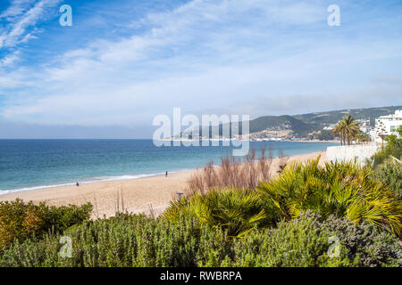 Schöne Aussicht von Sesimbra Strand in Portuga Stockfoto