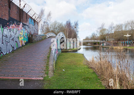 Die Birmingham Canal alte Strecke durch die Innenstadt von Birmingham Ladywood die Regeneration in Betrieb Stockfoto