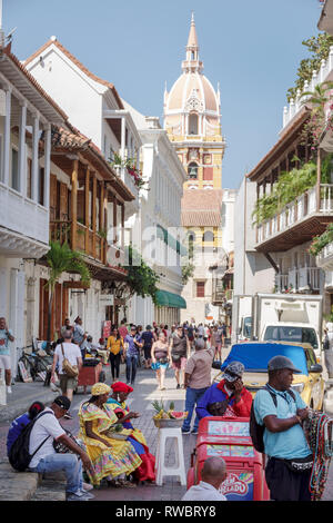 Cartagena Kolumbien,Zentrum,Zentrum,Ciudad Amurallada,Zentrum,Einwohner der spanischen Volksgruppe,enge Straße,Fußgänger,Verkäufer,Stände Buh Stockfoto