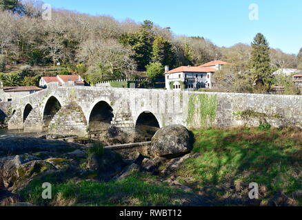 Mittelalterliche arch steinerne Brücke, Camino de Santiago Dorf. Ponte Maceira, Coruna, Spanien. Stockfoto