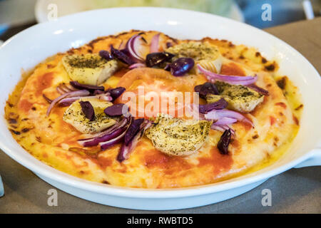 Cartagena Kolumbien, Crepes & Waffeln, Restaurant Restaurants Essen Essen Essen Cafe Cafés, innen, Teller, vegetarische Pita, rote Zwiebeln, Artischocken, Mittagessen, CO Stockfoto