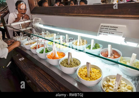 Cartagena Kolumbien, Crepes & Waffeln, Restaurant Restaurants Essen Essen Essen Essen Essen gehen Cafe Cafés Bistro, innen, Salatbar Bars, Gemüse, Schüsseln, CO Stockfoto