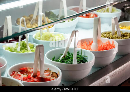 Cartagena Kolumbien, Crepes & Waffeln, Restaurant Restaurants Essen & Trinken Cafe Cafés, innen, Salatbar, Gemüse, Schüsseln, Sellerie, Paprika, Erbsen, Carro Stockfoto