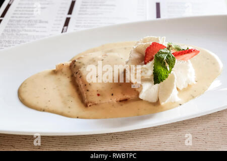 Cartagena Colombia, Crepes & Waffles Restaurant, innen mit Late Passion Fruit Crepe Schlagsahne garniert Stockfoto