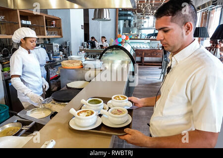 Cartagena Kolumbien, Crepes & Waffeln, Restaurants, Restaurants, Essen, Essen, Café, innen, offene Küche, Crepe Maker Chef, Hispanic ethnische Frau weiblich Stockfoto