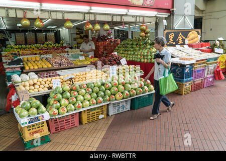 Singapur - Januar 28, 2019: - Verkäufer, frische Früchte in einer Straße shop in Singapur Stockfoto