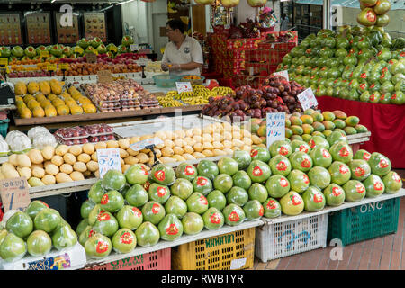 Singapur - Januar 28, 2019: - Verkäufer, frische Früchte in einer Straße shop in Singapur Stockfoto