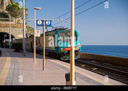 Die Genua Zug kommt an Manarola in Italien Cinque Terre Stockfoto