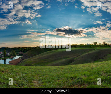 Feder HDR Landschaft. Ukrainische Crags. Ein Hügel durch das grüne Gras bedeckt. Bewölkter Himmel. Ukraine, Krivoy Rog, Mopr. Stockfoto