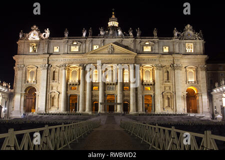 Vorderansicht der Hauptfassade von St. Peter Basilika bei Nacht - (Basilica di San Pietro) - Vatikanstadt - Rom Stockfoto