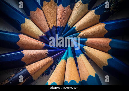 Eine blaue Bleistifte liegen auf einem weißen Hintergrund. Eine Kreativität. Eine gute Idee. Werden Sie kreativ Stockfoto