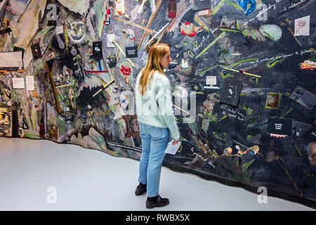 Besucher Blick auf moderne Kunstwerke in der MuHKA/Museum van Hedendaagse Kunst/Museum für Zeitgenössische Kunst in der Stadt Antwerpen, Belgien Stockfoto