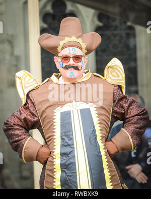Guildhall, London, UK, 05. März 2019. Teilnehmer aus vielen Stadt Livery Unternehmen und Organisationen des Mansion House, Guildhall und Old Bailey viel Spaß Racing und spiegeln Pfannkuchen für des Herrn Bürgermeister Nächstenliebe in der traditionellen Faschingsdienstag Inter-Livery Pfannkuchen Rennen an der Guildhall Yard, London. Viele Wettbewerber Kleid in ihrer vollen regalia und Fancy Dress. Credit: Imageplotter/Alamy leben Nachrichten Stockfoto
