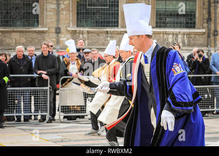 Guildhall, London, UK, 05. März 2019. Teilnehmer aus vielen Stadt Livery Unternehmen und Organisationen des Mansion House, Guildhall und Old Bailey viel Spaß Racing und spiegeln Pfannkuchen für des Herrn Bürgermeister Nächstenliebe in der traditionellen Faschingsdienstag Inter-Livery Pfannkuchen Rennen an der Guildhall Yard, London. Viele Wettbewerber Kleid in ihrer vollen regalia und Fancy Dress. Credit: Imageplotter/Alamy leben Nachrichten Stockfoto