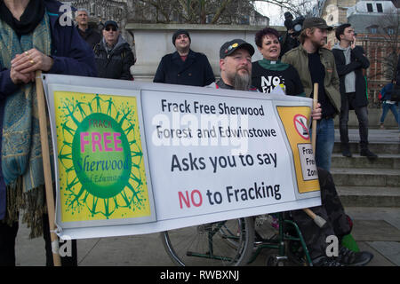 London, Großbritannien. 5. Mär 2019. 11:00 Uhr. Frack - kostenlose Protest am Parliament Square. Labours Schattenminister für Industrie Rebecca lange Bailey Adressen die ökologischen Auswirkungen eines Bohrers Standorte in Großbritannien, Credit: Philip Robins/Alamy leben Nachrichten Stockfoto