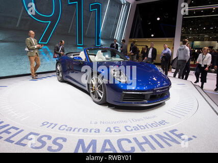 Genf, Schweiz. 5 Mär, 2019. Ein Porsche 911 Carrera 4S Cabriolet ist am ersten Pressetag des 89. Internationalen Genfer Automobilsalon in Genf, Schweiz, 5. März 2019 gesehen. Mit weltweit über 220 Ausstellern, dem 89. Internationalen Automobilsalon in Genf wird ab März der Öffentlichkeit 7 bis 17 geöffnet werden. Credit: Xu Jinquan/Xinhua/Alamy leben Nachrichten Stockfoto