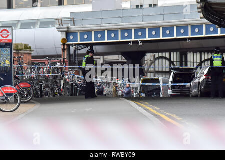 Waterloo Station, London, UK. 5. März 2019. Polizisten untersucht ein verdächtiges Paket in der Waterloo Station. Quelle: Matthew Chattle/Alamy leben Nachrichten Stockfoto