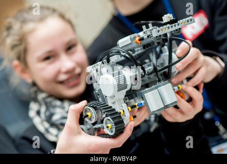 Hannover, Deutschland. 05 Mär, 2019. Student Anna Lena (12) aus der Barntrup städtische High School zeigt ihre selbst gebauten Roboter an der "RoboCup" an der Leibniz Universität Hannover. In den Roboter Wettbewerb, die Schülerinnen und Schüler automatisch Ihre selbstgebauten Roboter fahren Sie durch einen Kurs, Aufgaben erledigen lassen oder eine kleine Show Programm abgeschlossen. Credit: Hauke-Christian Dittrich/dpa/Alamy leben Nachrichten Stockfoto