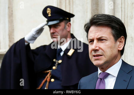 Rom, Italien. 05 Mär, 2019. Giuseppe Conte Rom, 5. März 2019. Palazzo Chigi. Der italienische Ministerpräsident von Journalisten, Kameramann und Fotografen umgeben, und spricht zu drücken Sie nach dem Treffen mit dem Innenminister und dem Minister für wirtschaftliche Entwicklung über TAV (Turin-Lyon high-speed Railway). Foto Samantha Zucchi Insidefoto Credit: insidefoto Srl/Alamy leben Nachrichten Stockfoto