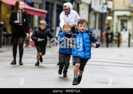 Chippenham, Wiltshire, UK. 5. März, 2019. Starker Regen am Nachmittag konnte die Geister der lokalen Kinder abgebildet sind, die an der jährlichen Pfannkuchen Rennen auf Chippenham High Street zu dämpfen. Credit: Lynchpics/Alamy leben Nachrichten Stockfoto