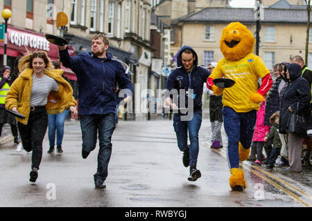 Chippenham, Wiltshire, UK. 5. März, 2019. Starker Regen am Nachmittag konnte die Geister der Menschen vor Ort, die sich an der jährlichen Pfannkuchen Rennen auf Chippenham High Street zu dämpfen. Credit: Lynchpics/Alamy leben Nachrichten Stockfoto