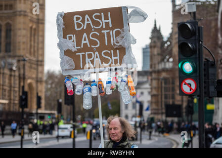 London, Großbritannien. 5. Mär 2019. Sie verbotene Asbest/bash der Kunststoff Papierkorb - Ein anti Kunststoff solo Protest außerhalb des Parlaments. Credit: Guy Bell/Alamy leben Nachrichten Stockfoto