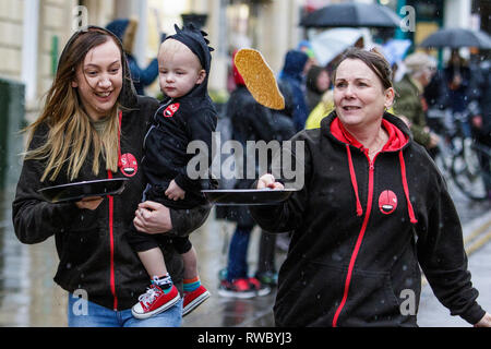 Chippenham, Wiltshire, UK. 5. März, 2019. Starker Regen am Nachmittag konnte die Geister der Menschen vor Ort, die sich an der jährlichen Pfannkuchen Rennen auf Chippenham High Street zu dämpfen. Credit: Lynchpics/Alamy leben Nachrichten Stockfoto