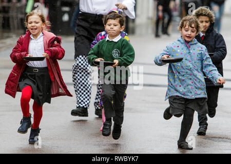 Chippenham, Wiltshire, UK. 5. März, 2019. Starker Regen am Nachmittag konnte die Geister der lokalen Kinder abgebildet sind, die an der jährlichen Pfannkuchen Rennen auf Chippenham High Street zu dämpfen. Credit: Lynchpics/Alamy leben Nachrichten Stockfoto