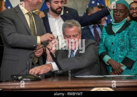 New York, USA. 05 Mär, 2019. New York Bürgermeister Bill De Blasio bei einer Rechnung, die in New York City Hall am Montag, 4. März 2019. Der Bürgermeister unterzeichnet in Gesetz Gesetzgebung, erstellt ein Pilotprogramm in East New York (Intro. 1004-A), dass eine Bahn für die Legalisierung von Keller zu Keller und Wohnungen, im Volksmund als "illegal 3" bekannt. Das Untergeschoss Apartments haben Nachzukommen oder renoviert werden mit der geänderten Gebäude Kodex zu entsprechen. (© Richard B. Levine) Credit: Richard Levine/Alamy leben Nachrichten Stockfoto