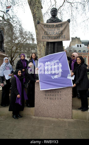 London, Großbritannien. 05 Mär, 2019. Parliament Square, Westminster, London. Im Vorfeld des Internationalen Tages der Frau, eine Gruppe von Frauen, die in der muslimischen Frauen Netzwerk UK Posieren vor der Statue der suffragette Millicent Garrett Fawcett Credit: Jenny Matthews/Alamy leben Nachrichten Stockfoto