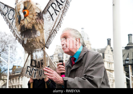 London, Großbritannien. 05 Mär, 2019. Parliament Square, Westminster, London. Protest gegen Fracking in Derbyshire. Dennis Skinner, MP für Bolsover mit einem riesigen Papier Eule - seltene Eulen sind eine Tierarten bedroht, wenn Fracking voran geht. Credit: Jenny Matthews/Alamy leben Nachrichten Stockfoto