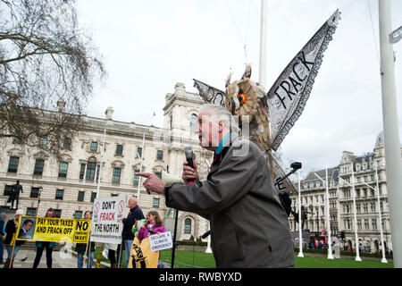 London, Großbritannien. 05 Mär, 2019. Parliament Square, Westminster, London. Protest gegen Fracking in Derbyshire. Dennis Skinner, MP für Bolsover mit einem riesigen Papier Eule - seltene Eulen sind eine Tierarten bedroht, wenn Fracking voran geht. Credit: Jenny Matthews/Alamy leben Nachrichten Stockfoto