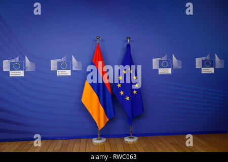 Brüssel, Belgien. 05 Mär, 2019. Europäische Union Fahne und Flagge von Armenien im Europäischen Rat in Brüssel, Belgien am 5. März 2019 Credit: ALEXANDROS MICHAILIDIS/Alamy leben Nachrichten Stockfoto