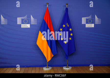 Brüssel, Belgien. 05 Mär, 2019. Europäische Union Fahne und Flagge von Armenien im Europäischen Rat in Brüssel, Belgien am 5. März 2019 Credit: ALEXANDROS MICHAILIDIS/Alamy leben Nachrichten Stockfoto