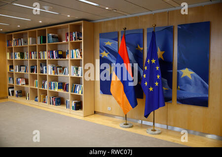 Brüssel, Belgien. 05 Mär, 2019. Europäische Union Fahne und Flagge von Armenien im Europäischen Rat in Brüssel, Belgien am 5. März 2019 Credit: ALEXANDROS MICHAILIDIS/Alamy leben Nachrichten Stockfoto