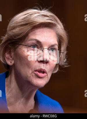 Washington, Vereinigte Staaten von Amerika. 05 Mär, 2019. United States Senator Elizabeth Warren (Demokrat aus Massachusetts) Fragen Zeugen während der US-Senat im Ausschuss für Gesundheit, Bildung, Arbeit und Pensionen Ausschuss Anhörung zu "Impfstoffe retten Leben: Was treibt die vermeidbaren Krankheiten?" auf dem Capitol Hill in Washington, DC am Dienstag, 5. März 2018. Credit: Ron Sachs/CNP | Verwendung der weltweiten Kredit: dpa/Alamy leben Nachrichten Stockfoto