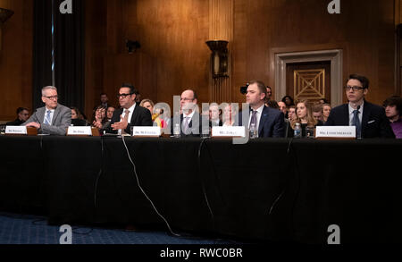 Von links nach rechts: John wiesman, DrPH, MPH, Minister für Gesundheit, Washington State Departement Gesundheit Olympia, Washington links; Saad B. Omer, MBBS, MPH, PhD William H. Foege Professor der globalen Gesundheit Professor für Epidemiologie & Pädiatrie, der Emory Universität, Atlanta, Georgia; Jonathan A. McCullers, MD, Professor und Vorsitzender der Abteilung für Kinderheilkunde, Universität von Tennessee Gesundheit Wissenschaft Mitte, Kinderarzt-in-Chief, Le Bonheur Children's Hospital in Memphis, Tennessee; John G. Boyle, Präsident und CEO, Immune Deficiency Foundation, Towson, Maryland; und Ethan Lindenberger, Student, Norwalk High School Stockfoto