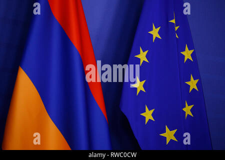 Brüssel, Belgien. 05 Mär, 2019. Europäische Union Fahne und Flagge von Armenien im Europäischen Rat in Brüssel, Belgien am 5. März 2019 Credit: ALEXANDROS MICHAILIDIS/Alamy leben Nachrichten Stockfoto