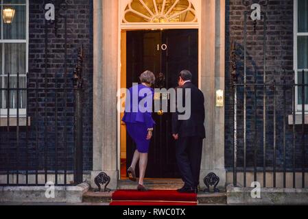 London, Großbritannien. 5 Mär, 2019. Premierminister Theresa May begrüßt der Präsident Zyperns, Nicos Anastasiades, Downing Street.. Credit: Claire Doherty/Alamy leben Nachrichten Stockfoto