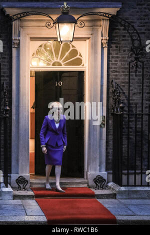 Downing Street, Westminster, London, Großbritannien. 5 Mär, 2019. Der britische Premierminister Theresa May begrüßt zyprische Präsident Nicos Anastasiades in Downing Street für Gespräche. Credit: Imageplotter/Alamy leben Nachrichten Stockfoto