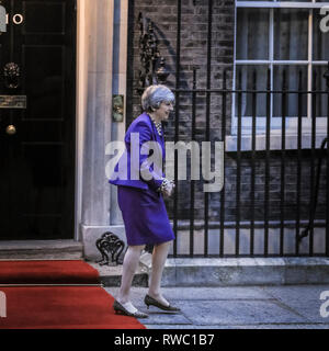 Downing Street, Westminster, London, Großbritannien. 5 Mär, 2019. Der britische Premierminister Theresa May begrüßt zyprische Präsident Nicos Anastasiades in Downing Street für Gespräche. Credit: Imageplotter/Alamy leben Nachrichten Stockfoto