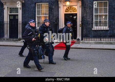London, Großbritannien. 5 Mär, 2019. Bewaffnete Polizei in Downing Street. Credit: Claire Doherty/Alamy leben Nachrichten Stockfoto